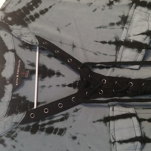 Rock & Republic Long Sleeve 100% Rayon Top. Lace up chest. Size Small - Picture 2 of 7